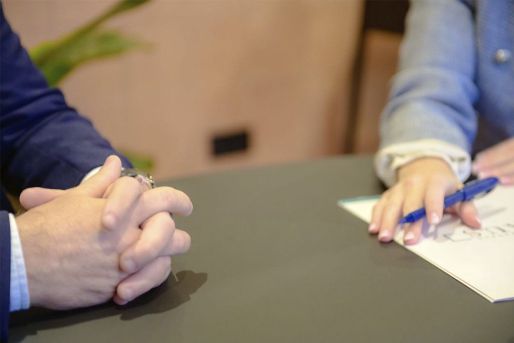 detalle-manos-personas-reunidas-hablando