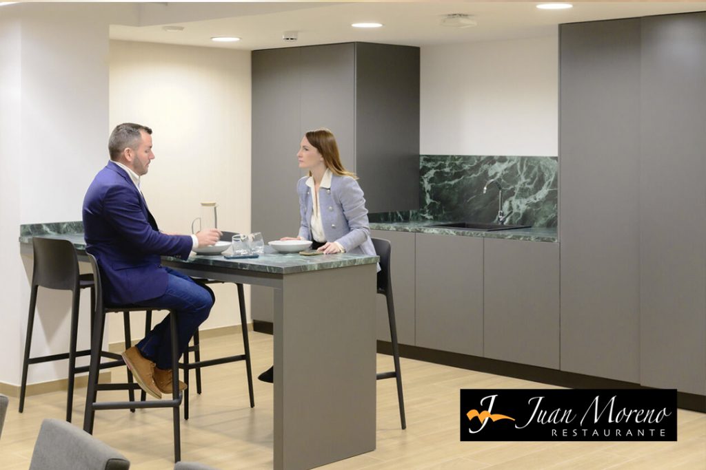 personas-comiendo-en-mesa-alta-logo