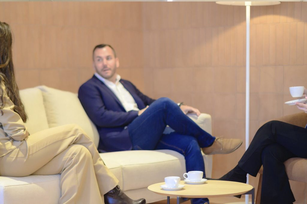 personas-reunidas-tomando-café