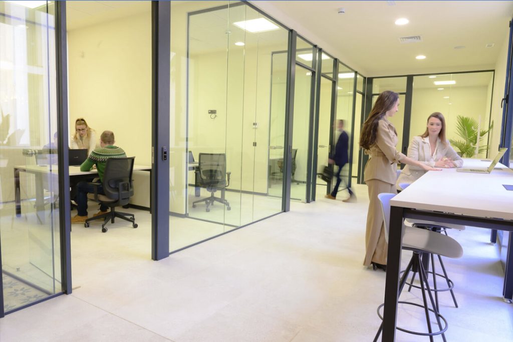 personas-trabajando-en-coworking