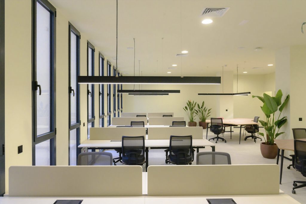 sala-puestos-de-trabajo-en-coworking