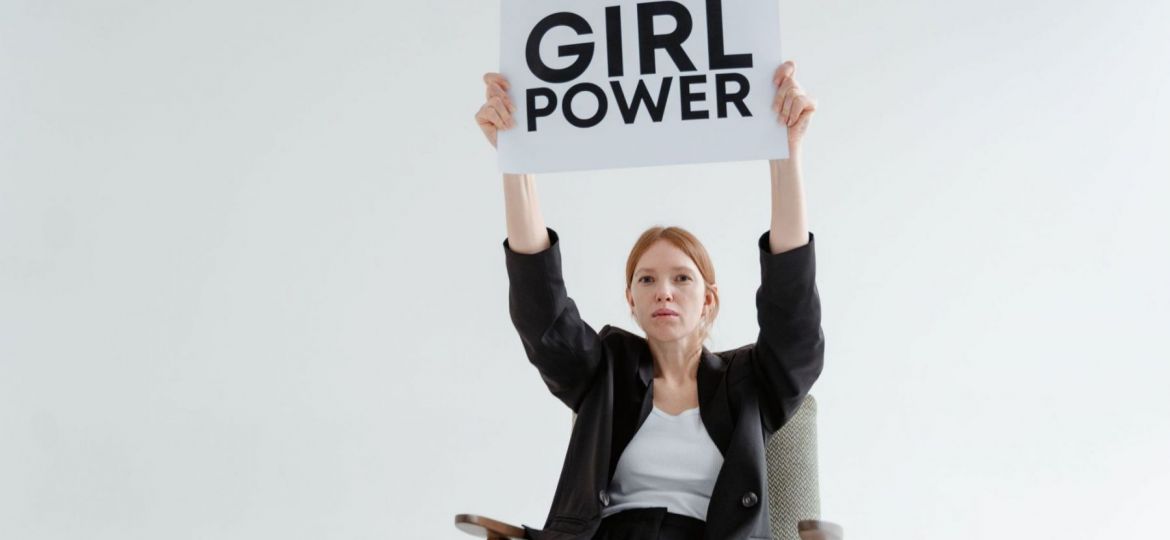 mujer levantando un cartel de empoderamiento