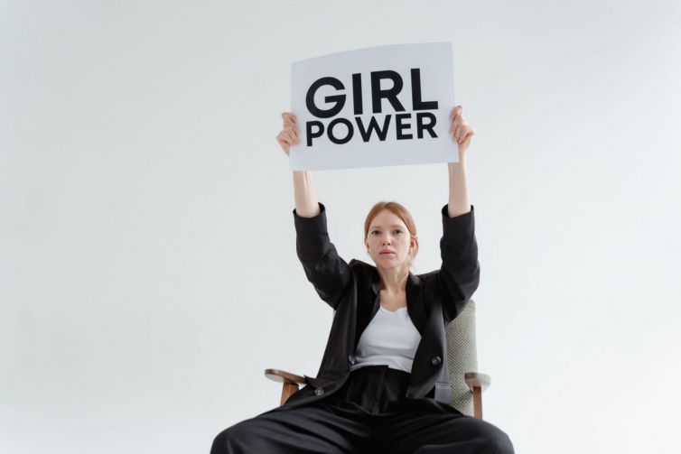 mujer levantando un cartel de empoderamiento